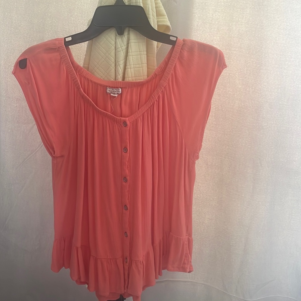 Eyeshadow ruffle bottom top